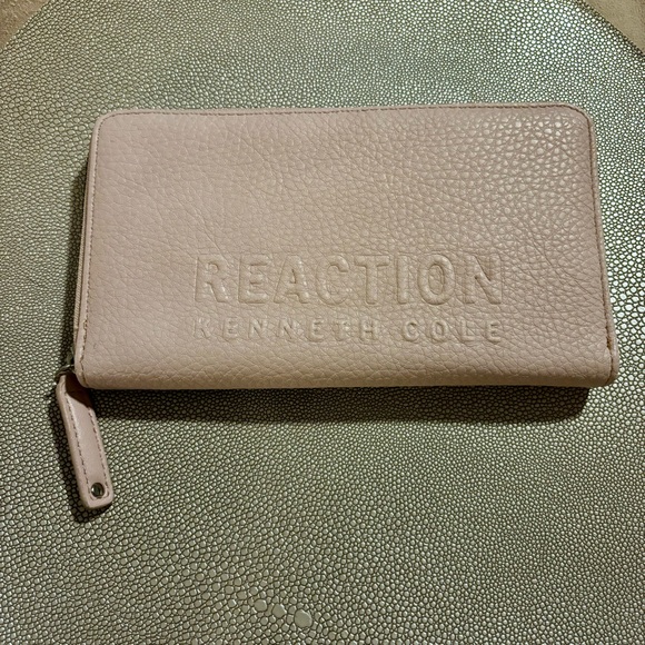 Kenneth Cole Reaction Women’s Single Zip Around Wallet Clutch - Picture 1 of 4